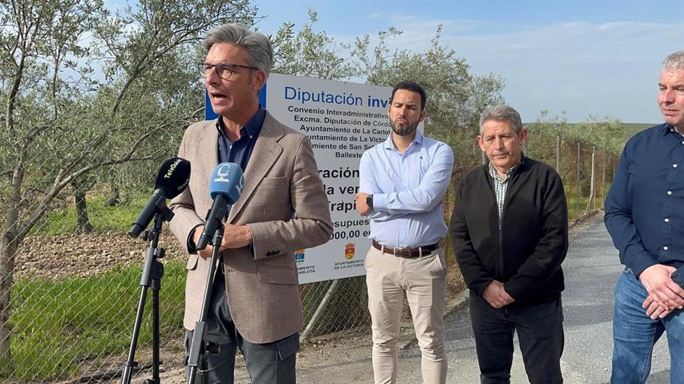 Lorite explica la actuación de la Diputación ante los alcaldes de los municipios por los que discurre el camino.