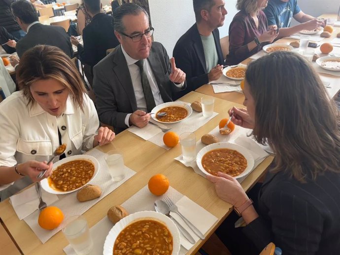El delegado territorial de Desarrollo Educativom Miguel Briones, ha destacado "el buen funcionamiento del servicio y la calidad de los menús adaptados a las necesiddes de todos los alumnos" en un almuerzo con escolares del CEIP Paulo Freire de la capital