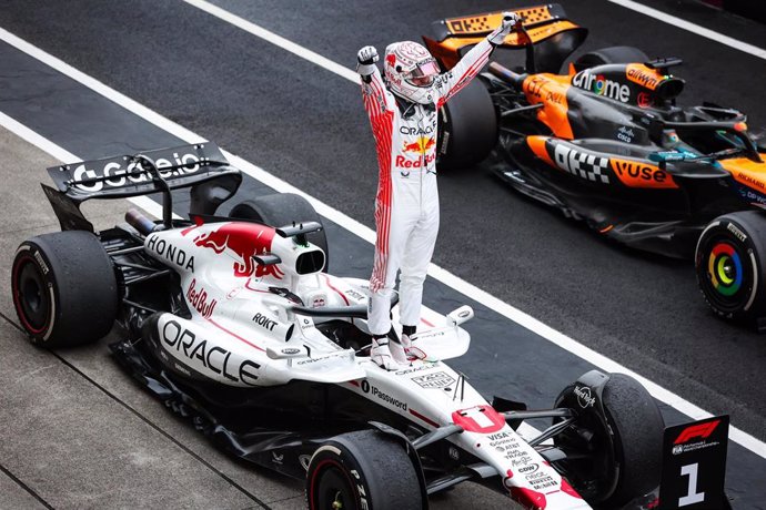 El piloto neerlandés de F1 Max Verstappen (Red Bull) celebra su triunfo en el GP de Japón 2025. 