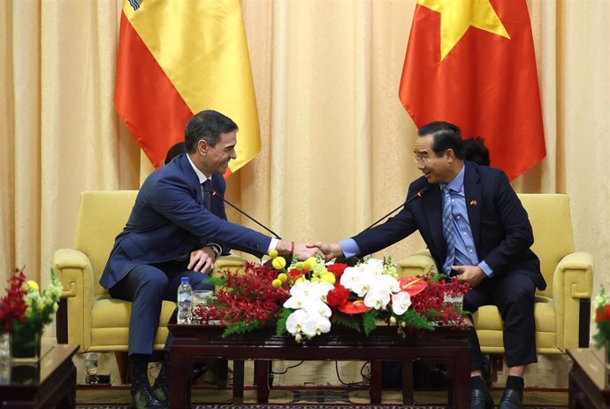 El presidente del Gobierno, Pedro Sánchez (i), mantiene un encuentro con el presidente del Comité Popular del Partido Comunista de Ho Chi Minh, Nguyen Van Duoc (d), a 9 de abril de 2025, en Ho Chi Minh (Vietnam).