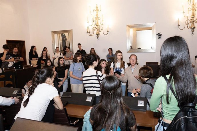 Alumnado del IES Al-Qázeres recorren lugares vinculados a la Memoria Democrática en la capital cacereña