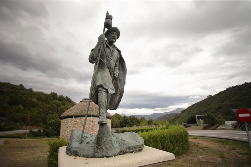 Archivo - Estatua de Santiago Apóstol en La Vía Künig, a 15 de septiembre de 2022, en Lugo, Galicia (España). La Vía Künig es una variante del Camino de Santiago Francés que pasa por la ciudad de Lugo. Recibe su nombre del monje alemán Hermann Künig, au