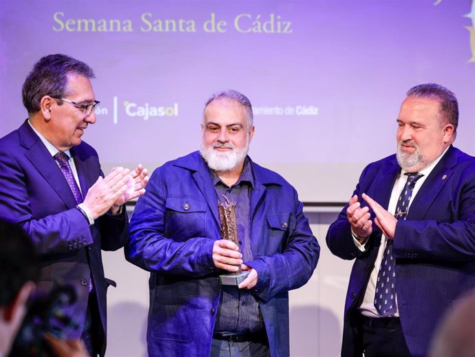 Juan Carlos Romero, vestidor y bordador artesano, recoge el Premio Gota a Gota de Pasión 2025 de Fundación Cajasol