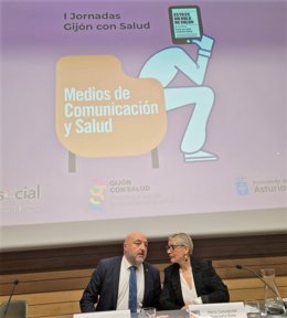 La consejera de Salud del Principado de Asturias, Concepción Saavedra, junto al concejal de Servicios Sociales del Ayuntamiento gijonés, Guzmán Pendás, en la inauguración de la I Jornada de Salud, en la antigua Escuela de Comercio (Gijón).