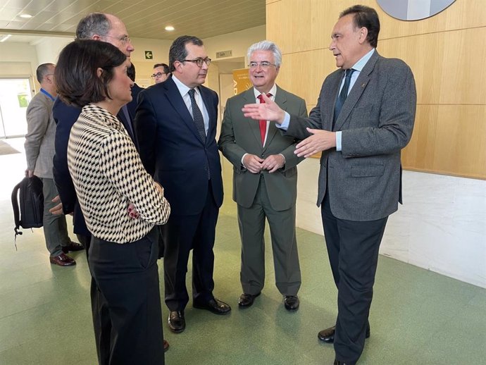 El consejero de Universidad, Investigación e Innovación, José Carlos Gómez Villamandos "ofrece" a los clústeres y sus empresas el espacio de la Junta en la Feria Internacional de Defensa.