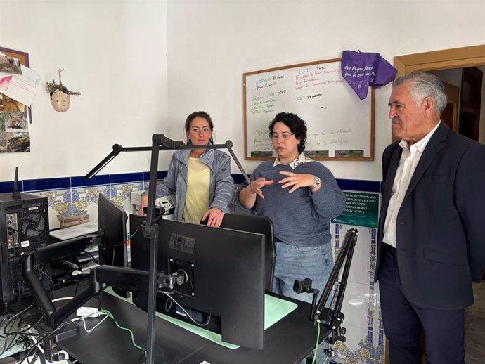 La delegada de la Junta de Andalucía en Almería, Aránzazu Martín, durante su visita a la consultoría ambiental Tersal en Purchena (Almería).