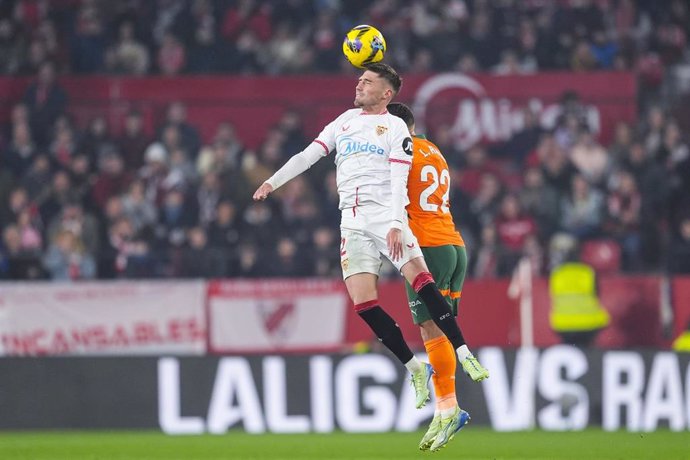 Archivo - El jugador del Sevilla, José Ángel Carmona, disputa un balón en un partido de LaLiga EA Sports.