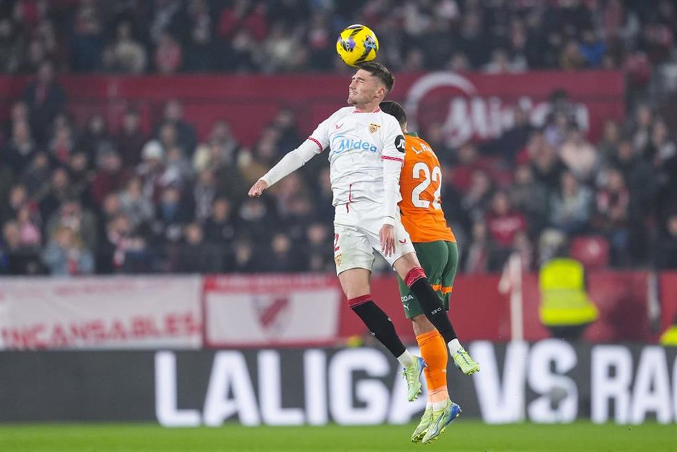 Archivo - El jugador del Sevilla, José Ángel Carmona, disputa un balón en un partido de LaLiga EA Sports.