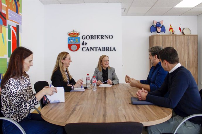 La Consejera De Presidencia, Justicia, Seguridad Y Simplificación Administrativa, Isabel Urrutia, Recibe A Los Decanos De Los Colegios De Ingenieros, Canales Y Puertos, Jara Martínez Y De Arquitectos, Román San Emeterio