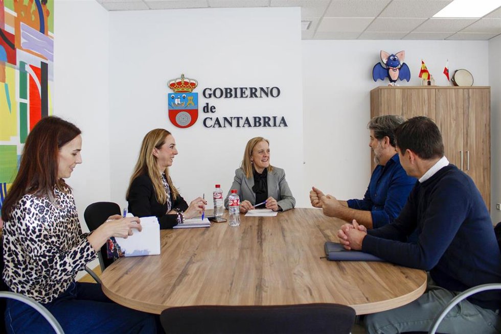 La Consejera De Presidencia, Justicia, Seguridad Y Simplificación Administrativa, Isabel Urrutia, Recibe A Los Decanos De Los Colegios De Ingenieros, Canales Y Puertos, Jara Martínez Y De Arquitectos, Román San Emeterio