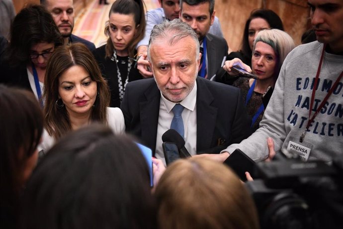 La ministra de Juventud e Infancia, Sira Rego y el ministro de Política Territorial, Ángel Víctor Torres, durante una sesión plenaria en el Congreso de los Diputados, a 10 de abril de 2025, en Madrid (España).