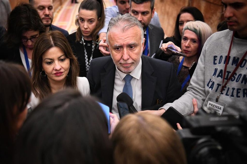 La ministra de Juventud e Infancia, Sira Rego y el ministro de Política Territorial, Ángel Víctor Torres, durante una sesión plenaria en el Congreso de los Diputados, a 10 de abril de 2025, en Madrid (España).