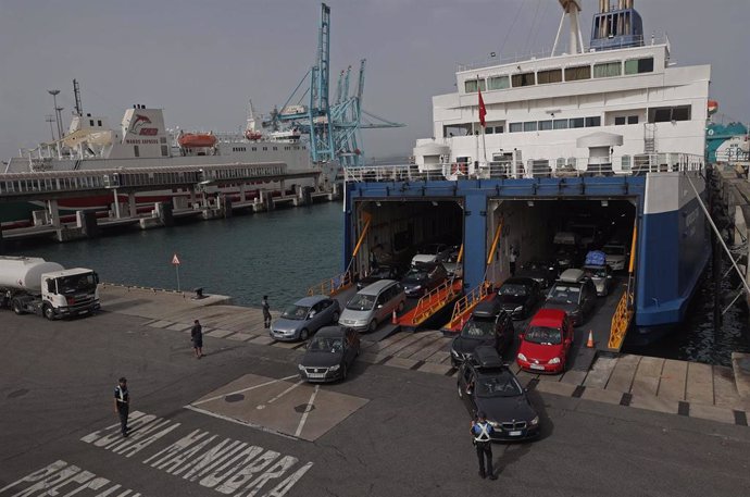 Archivo - Numerosos vehículos salen del ferry para cruzar la frontera en el puerto de Algeciras en una imagen de archivo.
