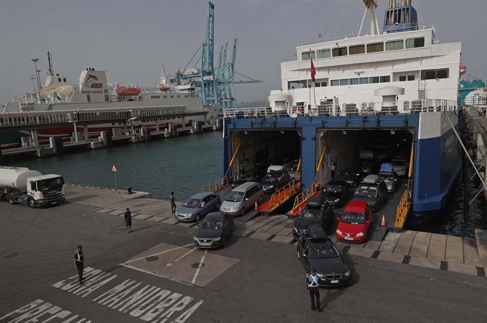 Archivo - Numerosos vehículos salen del ferry para cruzar la frontera en el puerto de Algeciras en una imagen de archivo.