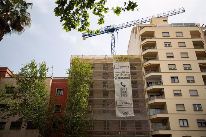 Archivo - Un cartel de viviendas en venta, a 15 de abril de 2024, en Palma de Mallorca, Mallorca, Baleares (España). El pasado 16 de abril, el Pleno del Parlament de las Illes Balears aprobó una Ley, proveniente del Decreto Ley 6/2023, de 2 de octubre, de