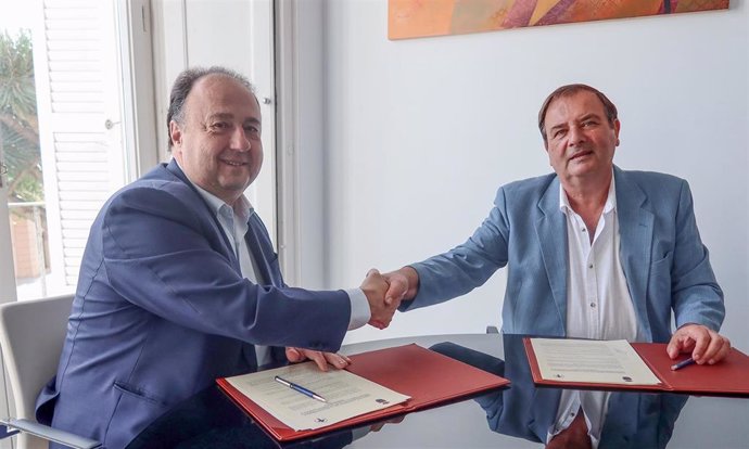 Archivo - El rector de la UCA y el presidente de la Asociación Hermandad de Donantes de Sangre de Cádiz en la firma del acuerdo.