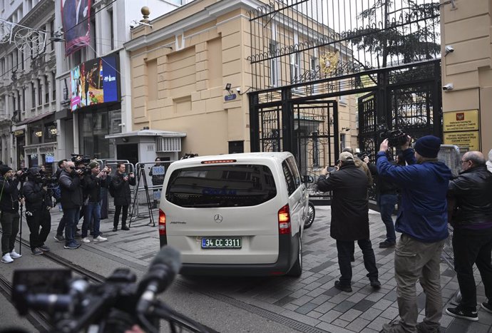 ISTAMBUL, 10 de abril de 2025 -- Um veículo transportando delegados dos EUA se prepara para entrar no consulado russo em Istambul, Trkiye, 10 de abril de 2025. As delegações dos EUA e da Rússia se reuniram em Istambul na quinta-feira para uma segunda ro