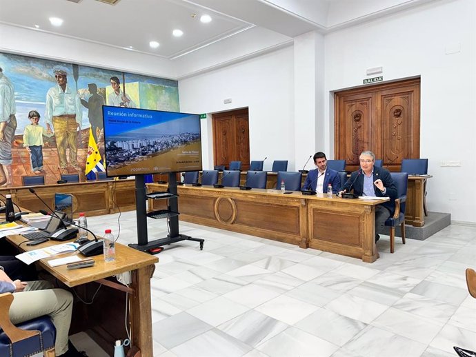 El alcalde de Rincón de la Victoria (Málaga), Francisco Salado, junto al concejal de Urbanismo y Grandes Proyectos, Miguel Ángel Jiménez, y el equipo redactor han presentado las líneas maestras del nuevo Plan General de Ordenación Municipal (PGOM