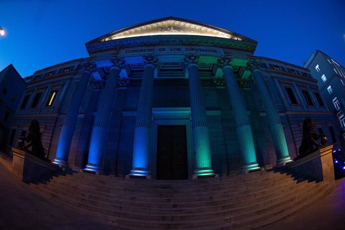 El Congreso, iluminado con los colores de la bandera del pueblo gitano