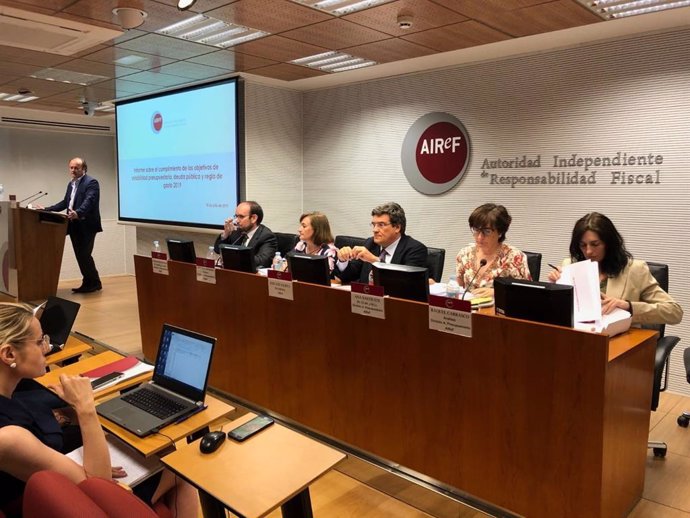 Archivo - Imagen de archivo de una rueda de prensa de presentación del informe de la Airef sobre objetivos de déficit, deuda y regla de gasto.