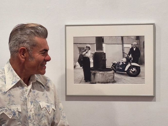 El fotógrafo Olaf Plan, junto a una de las fotografías que integran la exposición.