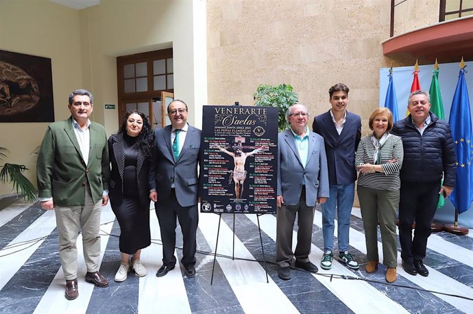 El delegado de Cultura, Fiestas, Patrimonio Histórico y Capitalidad Europea de la Cultura en el Ayuntamiento de Jerez, Francisco Zurita, y el presidente de la Federación Local de Peñas Flamencas, Jesús López, presenta el ciclo de saetas en Jerez