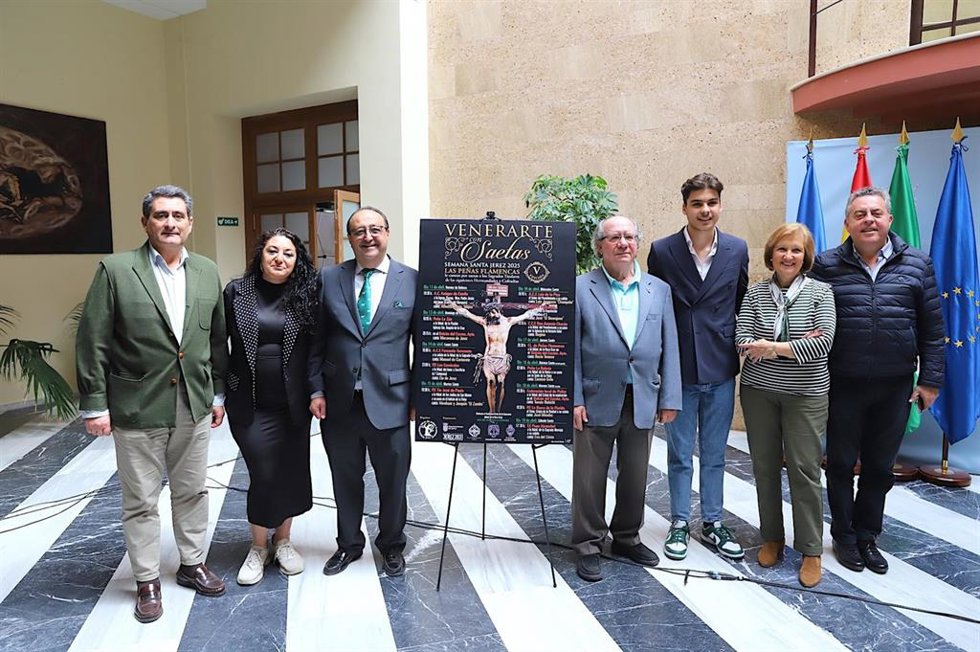 El delegado de Cultura, Fiestas, Patrimonio Histórico y Capitalidad Europea de la Cultura en el Ayuntamiento de Jerez, Francisco Zurita, y el presidente de la Federación Local de Peñas Flamencas, Jesús López, presenta el ciclo de saetas en Jerez