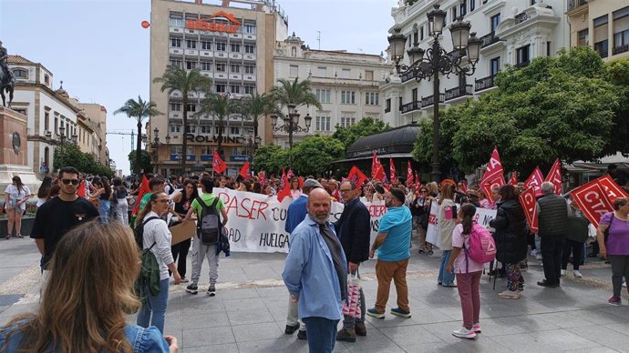 UGT exige con una manifestación soluciones inmediatas para las limpiadoras de IES.