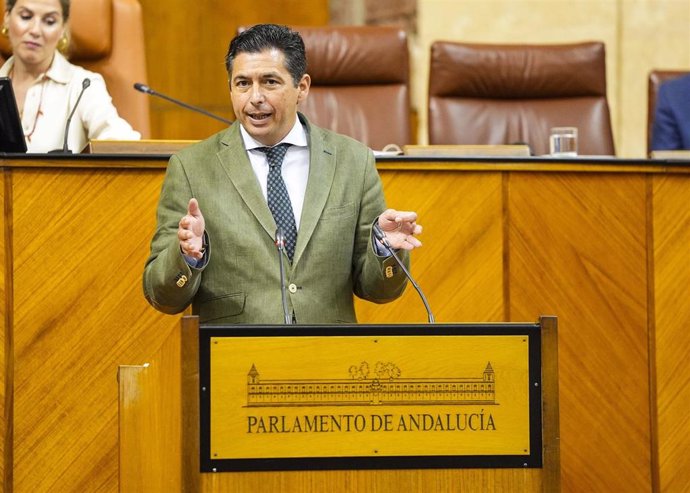 El diputado del Grupo Socialista Rafael Márquez interviene en el Pleno del Parlamento andaluz.