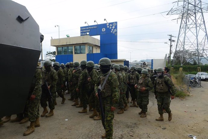 Archivo - Imagen de archivo de militares de Ecuador en las inmediaciones de una prisión de máxima seguridad en Guayaquil