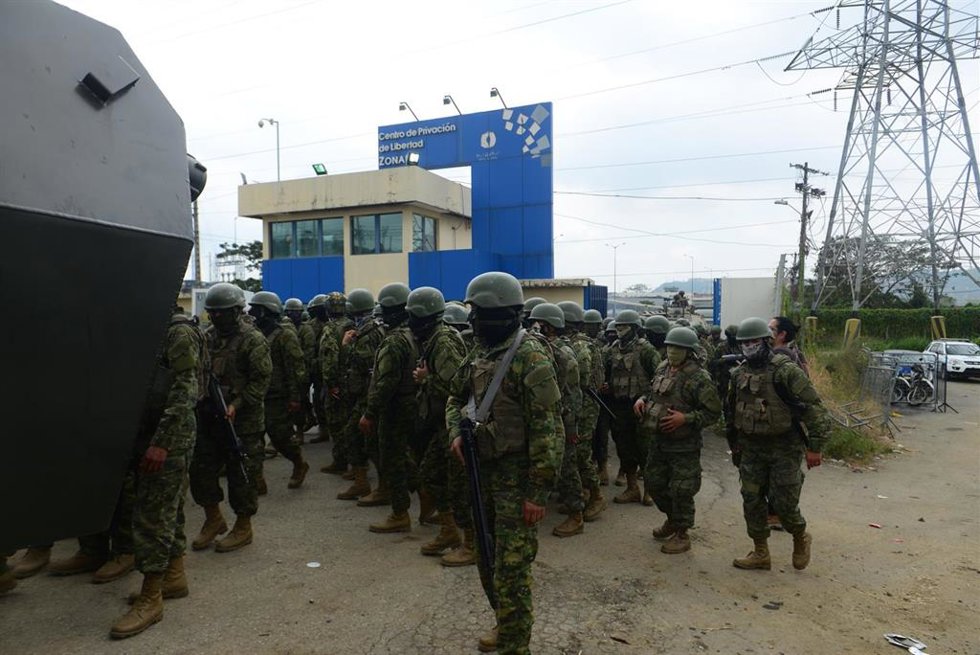 Archivo - Imagen de archivo de militares de Ecuador en las inmediaciones de una prisión de máxima seguridad en Guayaquil