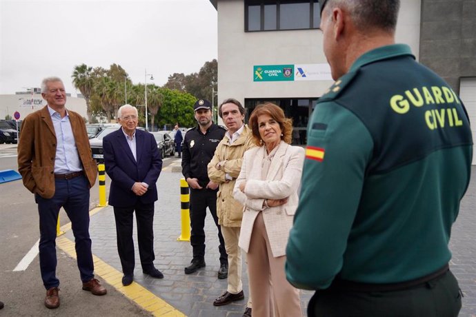 El ex presidente del Gobierno y del Partido Popular (PP) José María Aznar visitando la frontera de Melilla con Marruecos.