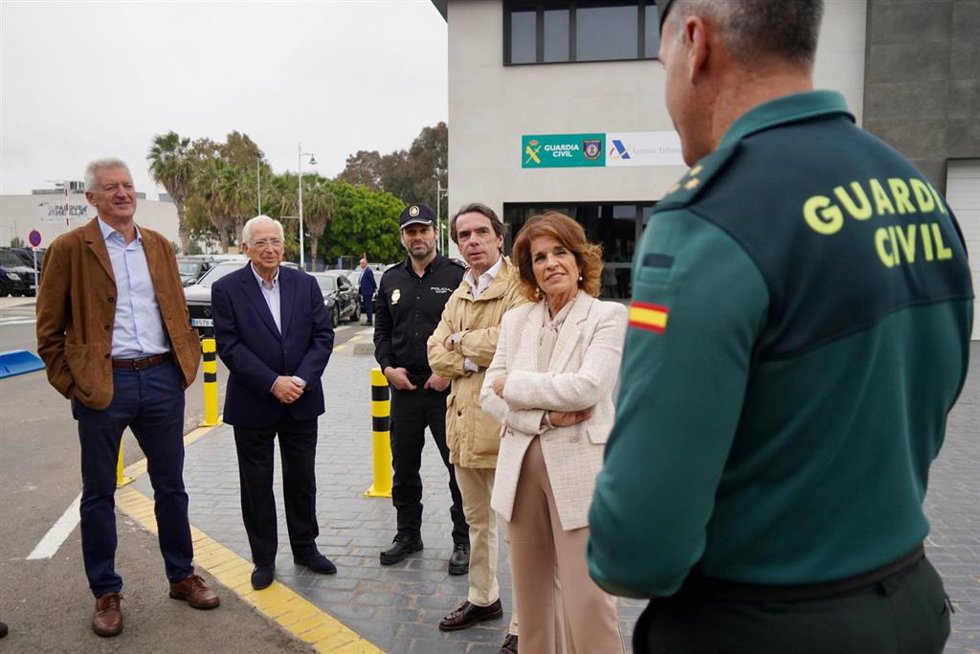 El ex presidente del Gobierno y del Partido Popular (PP) José María Aznar visitando la frontera de Melilla con Marruecos.