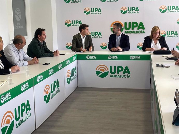 El consejero Agricultura, Pesca, Agua y Desarrollo Rural, Ramón Fernández-Pacheco en una reunión con UPA Andalucía.