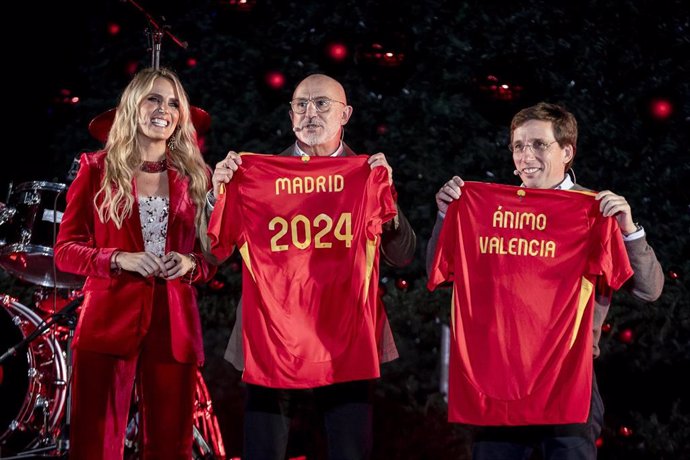 Archivo - El seleccionador nacional de fútbol, Luis de la Fuente (c) y el alcalde de Madrid, José Luis Martínez-Almeida (d), durante el encendido de las luces de Navidad 2024 en la Puerta del Sol, a 28 de noviembre de 2024, en Madrid (España). Este año, e