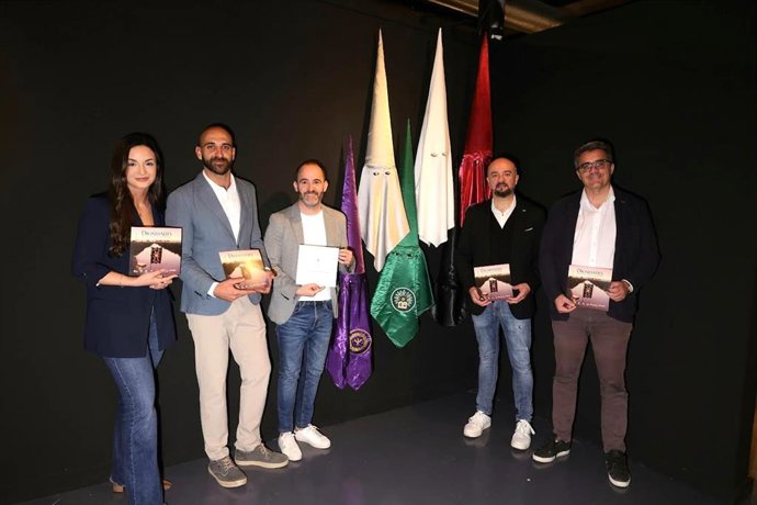 La muestra 'Diosidades' repasa los orígenes de la Semana Santa en Torrevieja (Alicante)