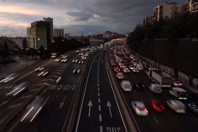 Archivo - Tráfico de entrada a la ciudad de Barcelona por la Avenida de Meridiana, desde el Puente de Sarajevo, a 12 de diciembre de 2024, en Barcelona, Catalunya (España).