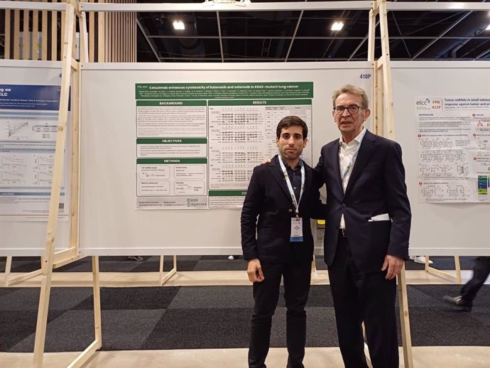 El primer firmante del estudio, Javier Olmo, junto al también investigador y presidente de la Fundación IOR, Rafael Rosell.