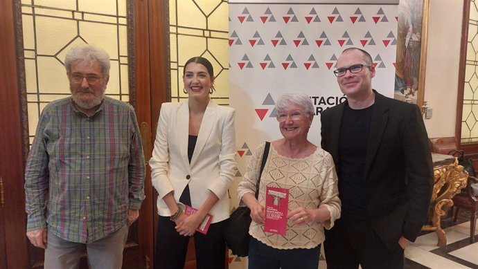 La diputada de Memoria Democrática de la DPZ, Nerea Marín, junto a los sindicalistas condenados por el Tribunal de Orden Público, Carles Vallejo y Natividad Camacho, y el profesor de la Universidad de Grenoble Nicolás Serma.