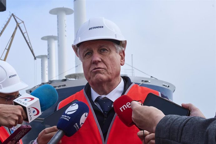 El consejero de Industria, Eduardo Arasti, en una visita a Astander