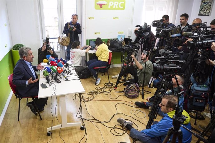 El secretario general del PRC y expresidente de Cantabria, Miguel Ángel Revilla, durante una rueda de prensa, a 2 de abril de 2025. 