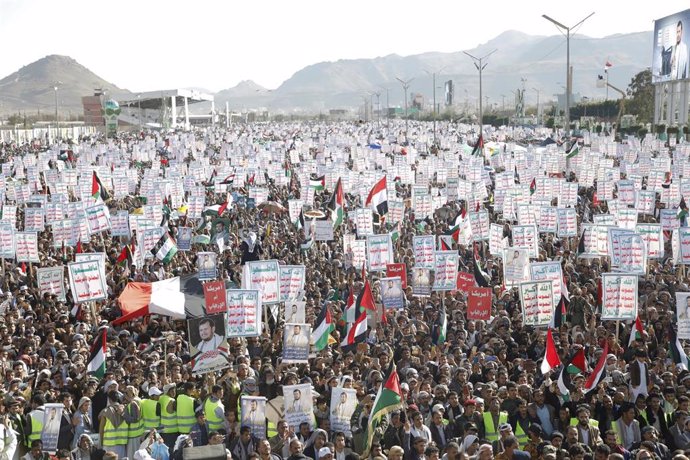 Archivo - Una manifestación en la capital yemení, Saná, a favor de los rebeldes hutíes de Yemen