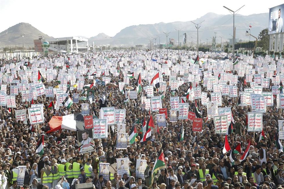 Archivo - Una manifestación en la capital yemení, Saná, a favor de los rebeldes hutíes de Yemen