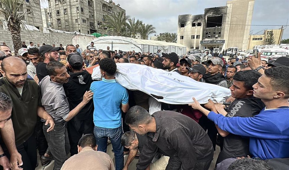 Funeral de una víctima de los ataques de Israele, en Jan Yunis.