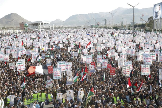 Archivo - Arquivo - 02 de fevereiro de 2024, Iêmen, Sanaa: Apoiadores da milícia Houthi apoiada pelo Irã participam de uma manifestação contra os EUA e Israel e em solidariedade ao povo palestino na Faixa de Gaza, em meio às crescentes tensões entre os EU