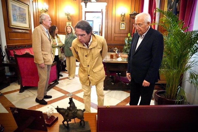 El ex presidente del Gobierno José María Aznar junto a su esposa, la ex alcaldesa de Madrid Ana Botella, en el despacho del presidente de la Ciudad Autónoma de Melilla, Juan José Imbroda.