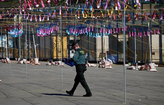 Un agente de la Guardia Civil inspecciona la mascletà de la plaza del Ayuntamiento, a 12 de marzo de 2025, en Valencia, Comunidad Valenciana (España). 