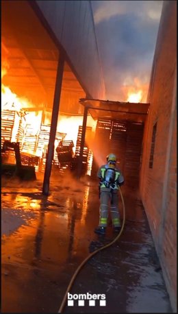Bombers tratan de evitar que el fuego se propague.
