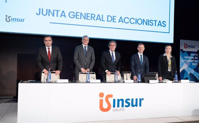 Cargos directivos del Grupo Insur en los instantes previos al comienzo de la Junta General de Accionistas.