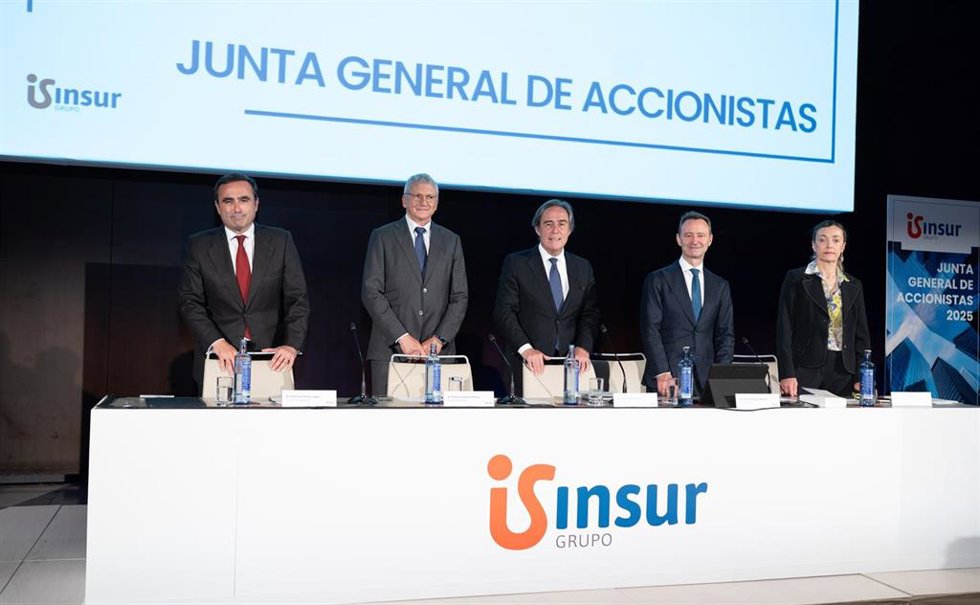 Cargos directivos del Grupo Insur en los instantes previos al comienzo de la Junta General de Accionistas.